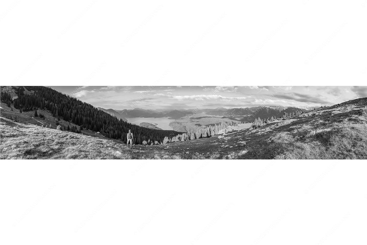 Rauskommen – Seitenverhältnis 5:1 — Berwanderung am Simetsberg mit Walchensee Blick über den Walchensee in die Bayrischen Voralpen
