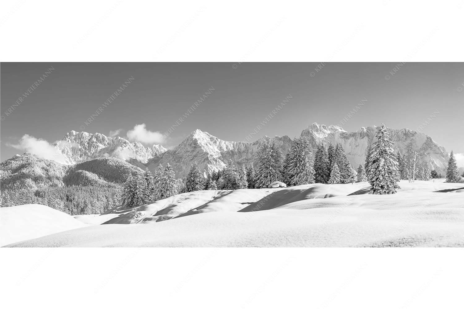 Richtig Winter – Seitenverhältnis 2,5:1 — Winterlandschaft Karwendel Einsamer Wiesmahdstadel mit viel Schnee und Wörner, Tiefkar und Westlicher Karwendelspitze im Hintergrund