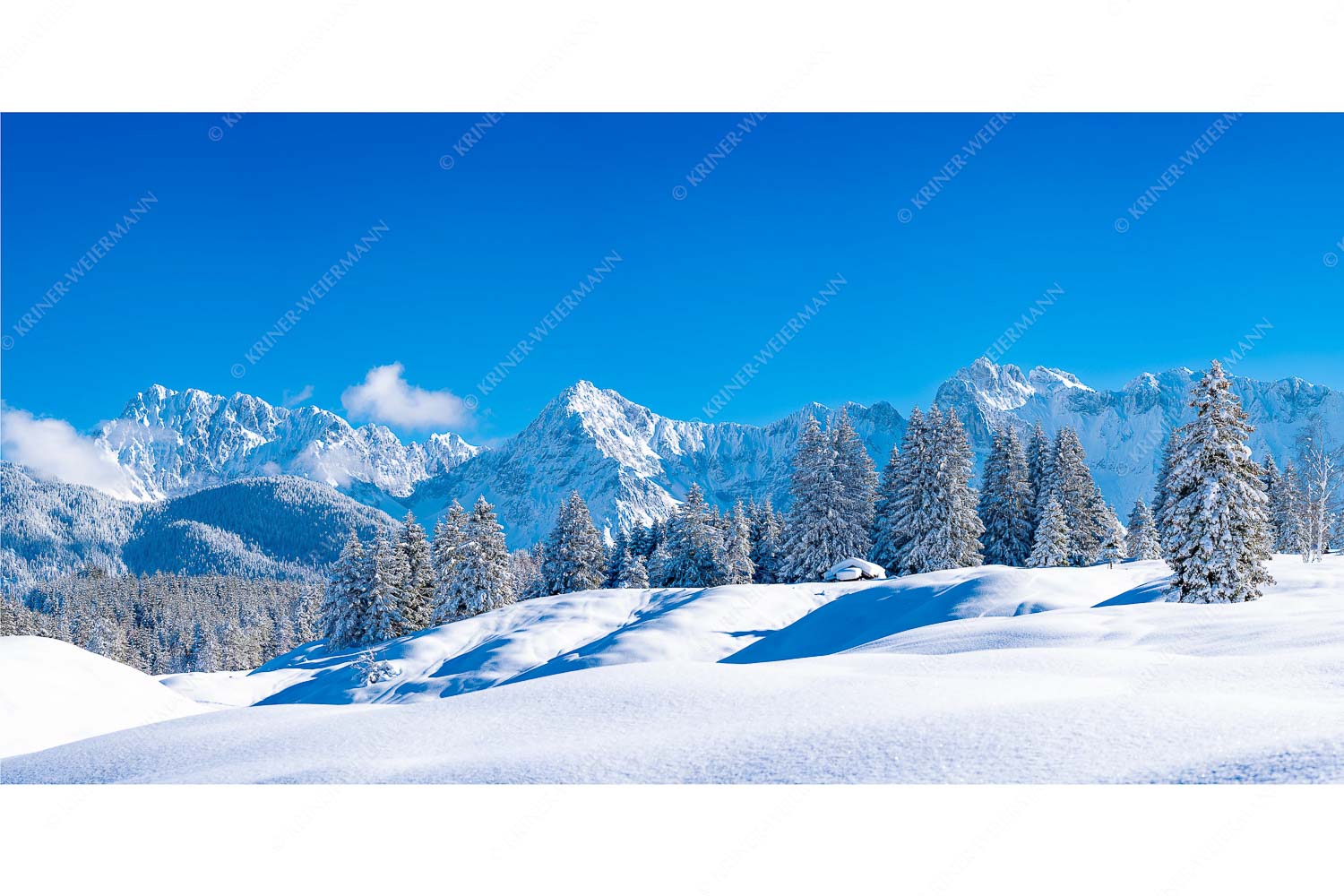 Richtig Winter – Seitenverhältnis 2:1 — Winterlandschaft Karwendel Einsamer Wiesmahdstadel mit viel Schnee und Wörner, Tiefkar und Westlicher Karwendelspitze im Hintergrund