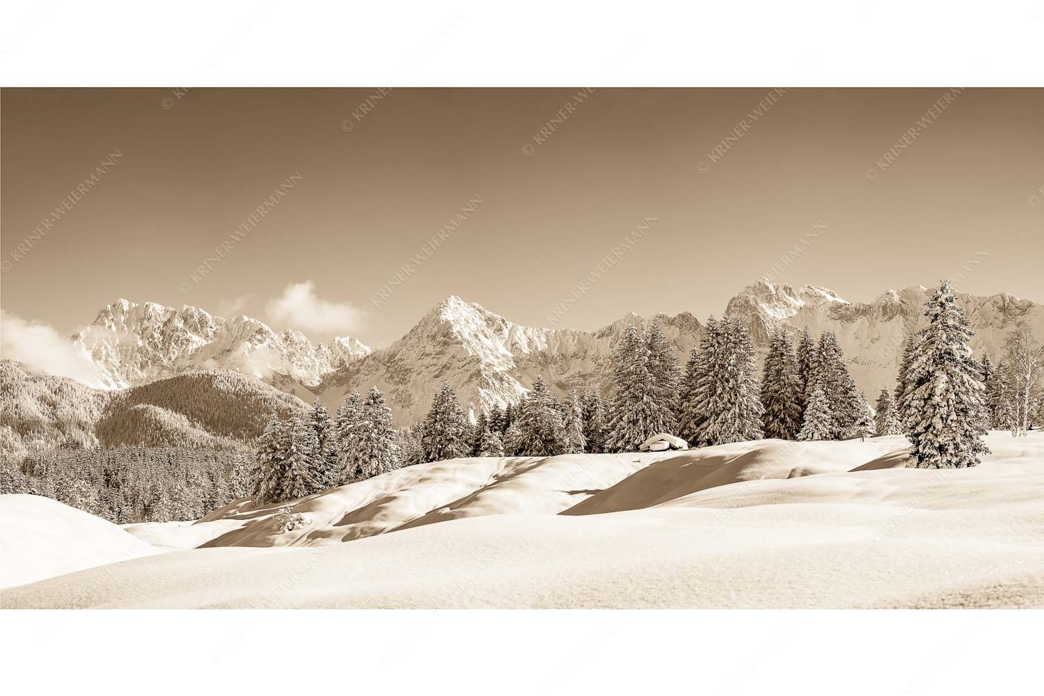 Richtig Winter – Seitenverhältnis 2:1 — Winterlandschaft Karwendel Einsamer Wiesmahdstadel mit viel Schnee und Wörner, Tiefkar und Westlicher Karwendelspitze im Hintergrund