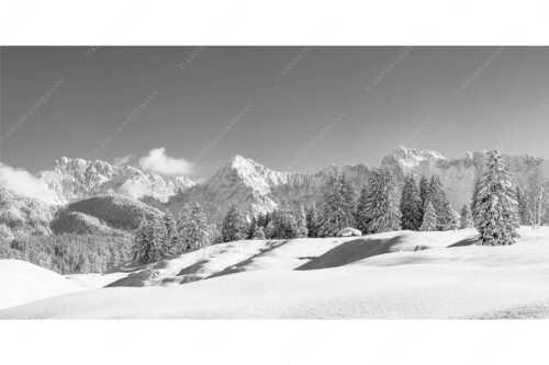Einsamer Wiesmahdstadel mit viel Schnee und Wörner, Tiefkar und Westlicher Karwendelspitze im Hintergrund - Richtig Winter - Seitenverhältnis 2:1 - Winterlandschaft Karwendel - weitere Infos unter https://www.kriner-weiermann.de