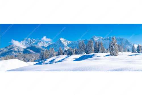 Einsamer Wiesmahdstadel mit viel Schnee und Wörner, Tiefkar und Westlicher Karwendelspitze im Hintergrund - Richtig Winter - Seitenverhältnis 3:1 - Winterlandschaft Karwendel - weitere Infos unter https://www.kriner-weiermann.de