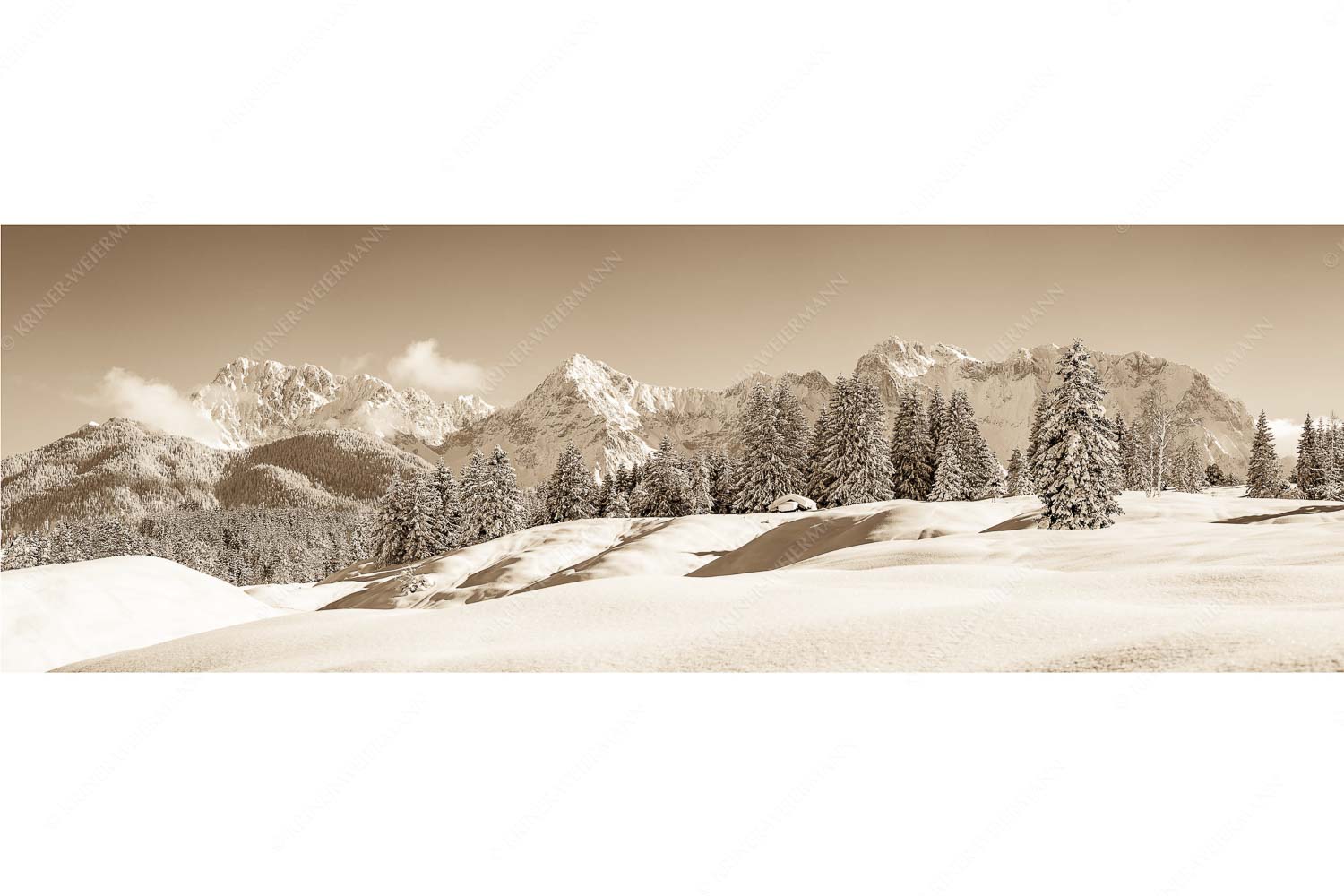 Richtig Winter – Seitenverhältnis 3:1 — Winterlandschaft Karwendel Einsamer Wiesmahdstadel mit viel Schnee und Wörner, Tiefkar und Westlicher Karwendelspitze im Hintergrund