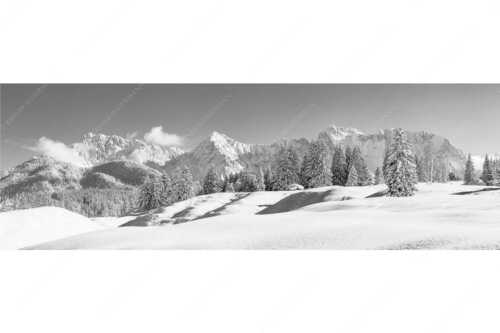 Einsamer Wiesmahdstadel mit viel Schnee und Wörner, Tiefkar und Westlicher Karwendelspitze im Hintergrund - Richtig Winter - Seitenverhältnis 3:1 - Winterlandschaft Karwendel - weitere Infos unter https://www.kriner-weiermann.de