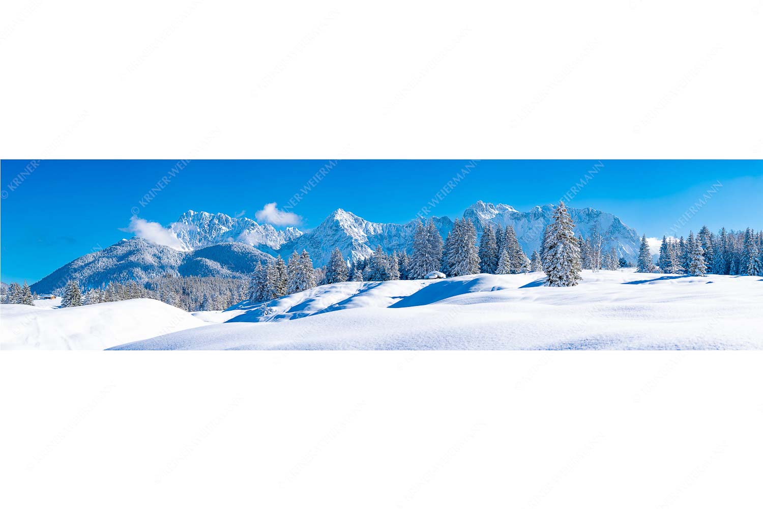 Richtig Winter – Seitenverhältnis 4:1 — Winterlandschaft Karwendel Einsamer Wiesmahdstadel mit viel Schnee und Wörner, Tiefkar und Westlicher Karwendelspitze im Hintergrund