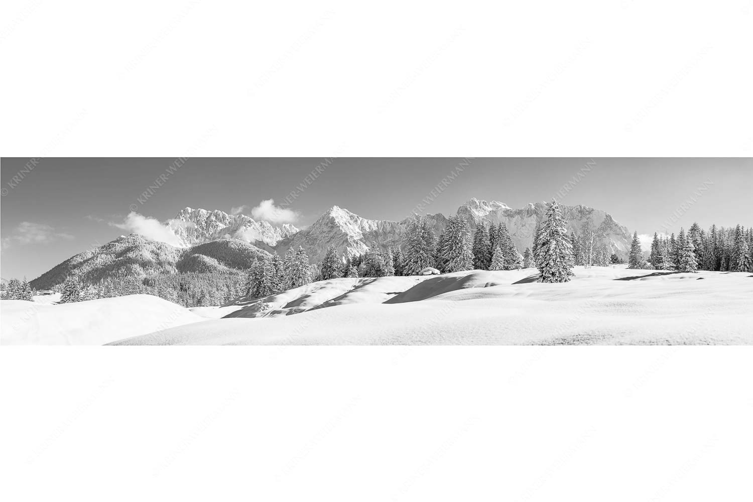 Richtig Winter – Seitenverhältnis 4:1 — Winterlandschaft Karwendel Einsamer Wiesmahdstadel mit viel Schnee und Wörner, Tiefkar und Westlicher Karwendelspitze im Hintergrund