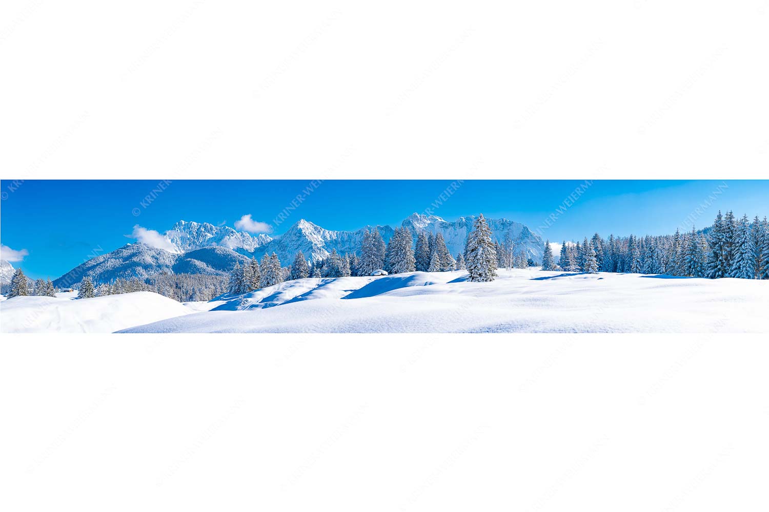 Richtig Winter – Seitenverhältnis 5:1 — Winterlandschaft Karwendel Einsamer Wiesmahdstadel mit viel Schnee und Wörner, Tiefkar und Westlicher Karwendelspitze im Hintergrund