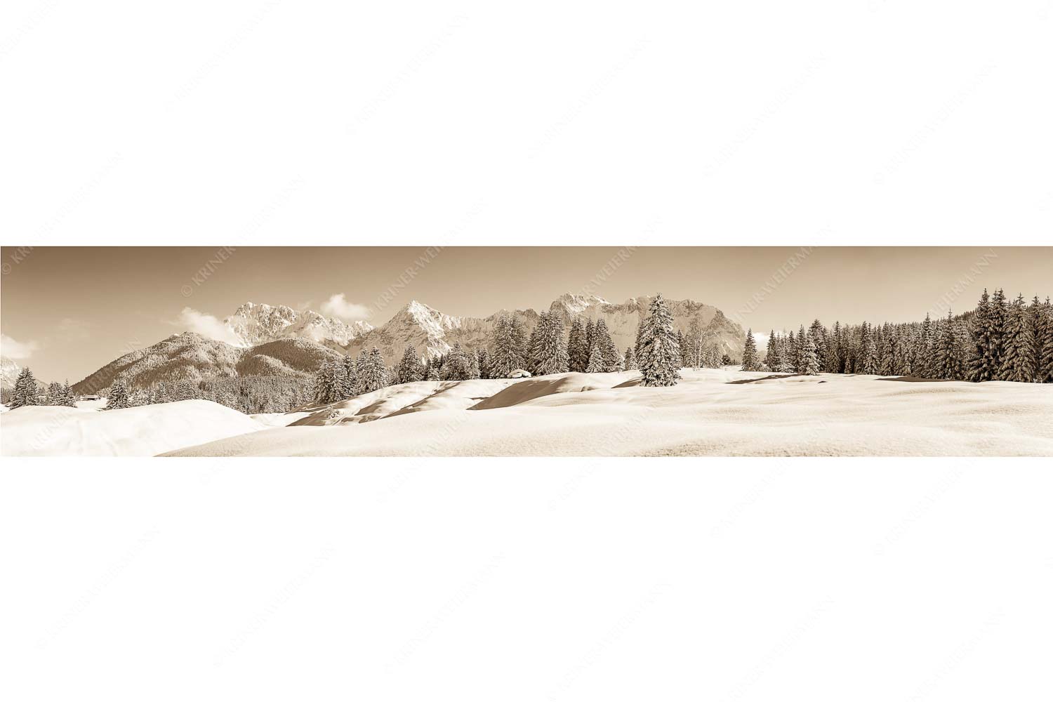 Richtig Winter – Seitenverhältnis 5:1 — Winterlandschaft Karwendel Einsamer Wiesmahdstadel mit viel Schnee und Wörner, Tiefkar und Westlicher Karwendelspitze im Hintergrund