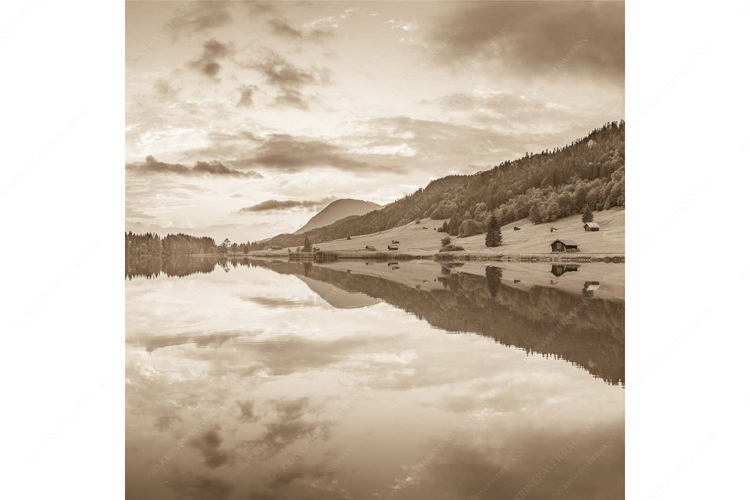 Ruhige Wasser – Seitenverhältnis 1:1 — Geroldsee mit Wank Blick über den Geroldsee in den Sonnenuntergang am Estergebirge