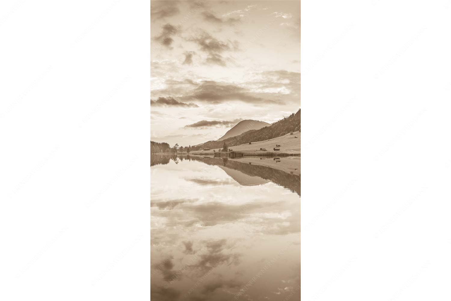 Ruhige Wasser – Seitenverhältnis 1:2 — Geroldsee mit Wank Blick über den Geroldsee in den Sonnenuntergang am Estergebirge