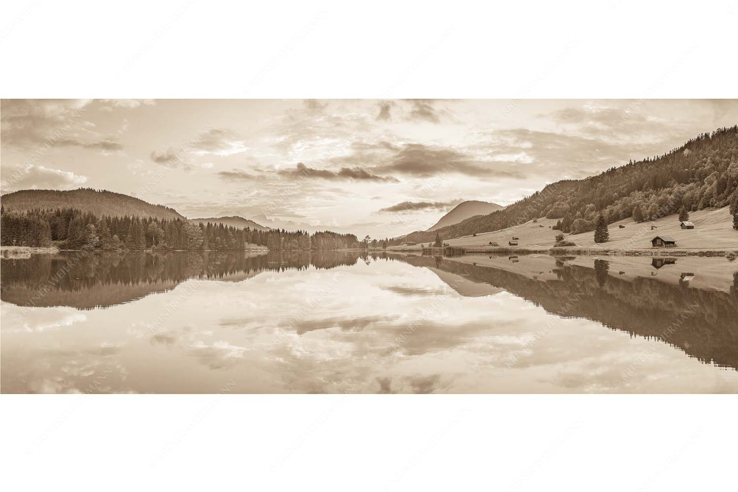 Ruhige Wasser – Seitenverhältnis 2,5:1 — Geroldsee mit Wank Blick über den Geroldsee in den Sonnenuntergang am Estergebirge