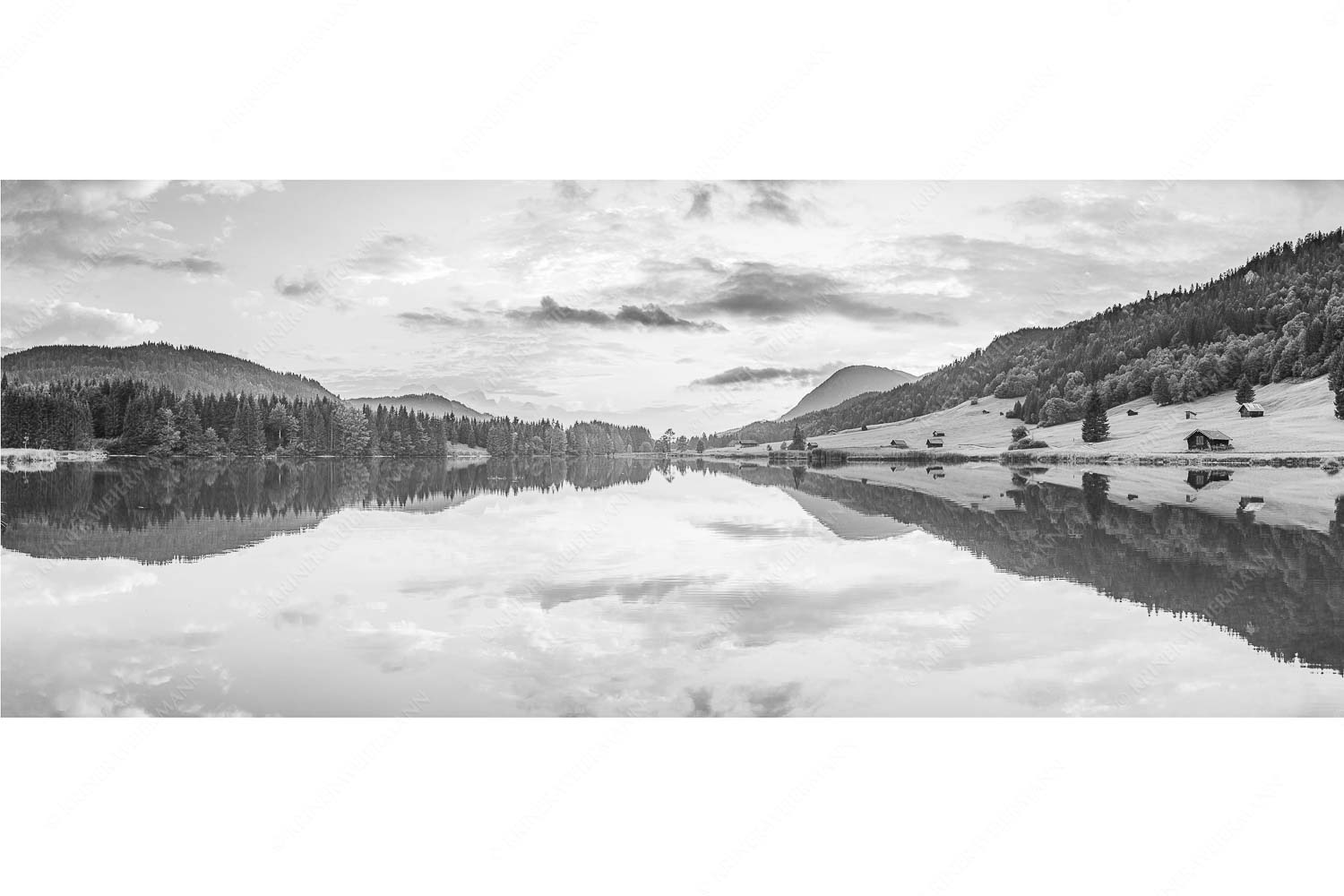 Blick über den Geroldsee in den Sonnenuntergang am Estergebirge - Ruhige Wasser - Seitenverhältnis 2,5:1 - Geroldsee mit Wank - weitere Infos unter https://www.kriner-weiermann.de