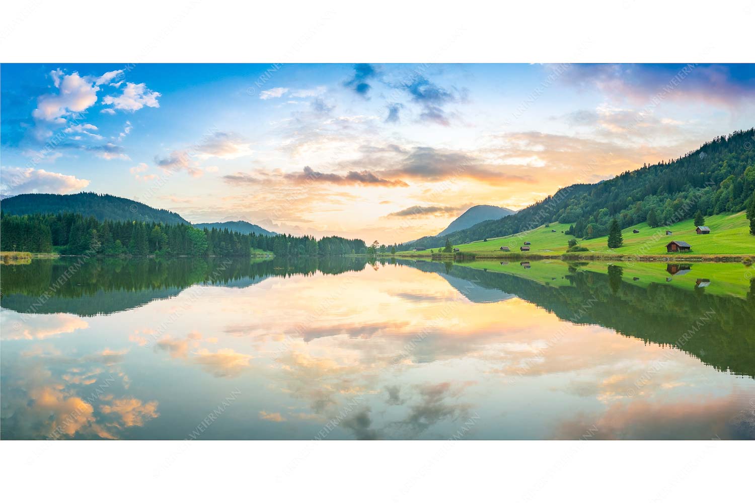 Ruhige Wasser – Seitenverhältnis 2:1 — Geroldsee mit Wank Blick über den Geroldsee in den Sonnenuntergang am Estergebirge