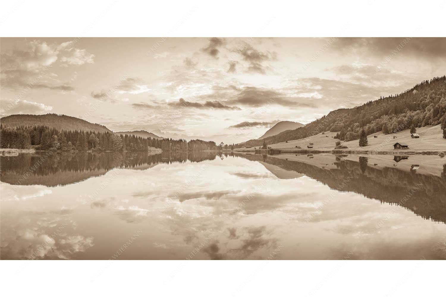 Ruhige Wasser – Seitenverhältnis 2:1 — Geroldsee mit Wank Blick über den Geroldsee in den Sonnenuntergang am Estergebirge