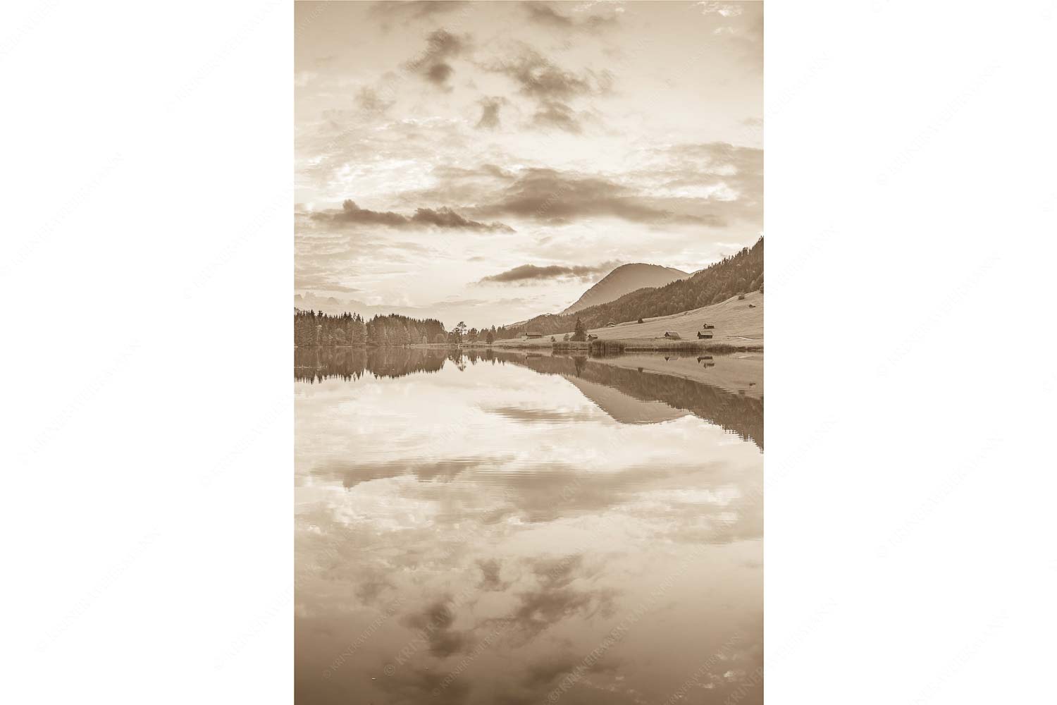 Ruhige Wasser – Seitenverhältnis 2:3 — Geroldsee mit Wank Blick über den Geroldsee in den Sonnenuntergang am Estergebirge