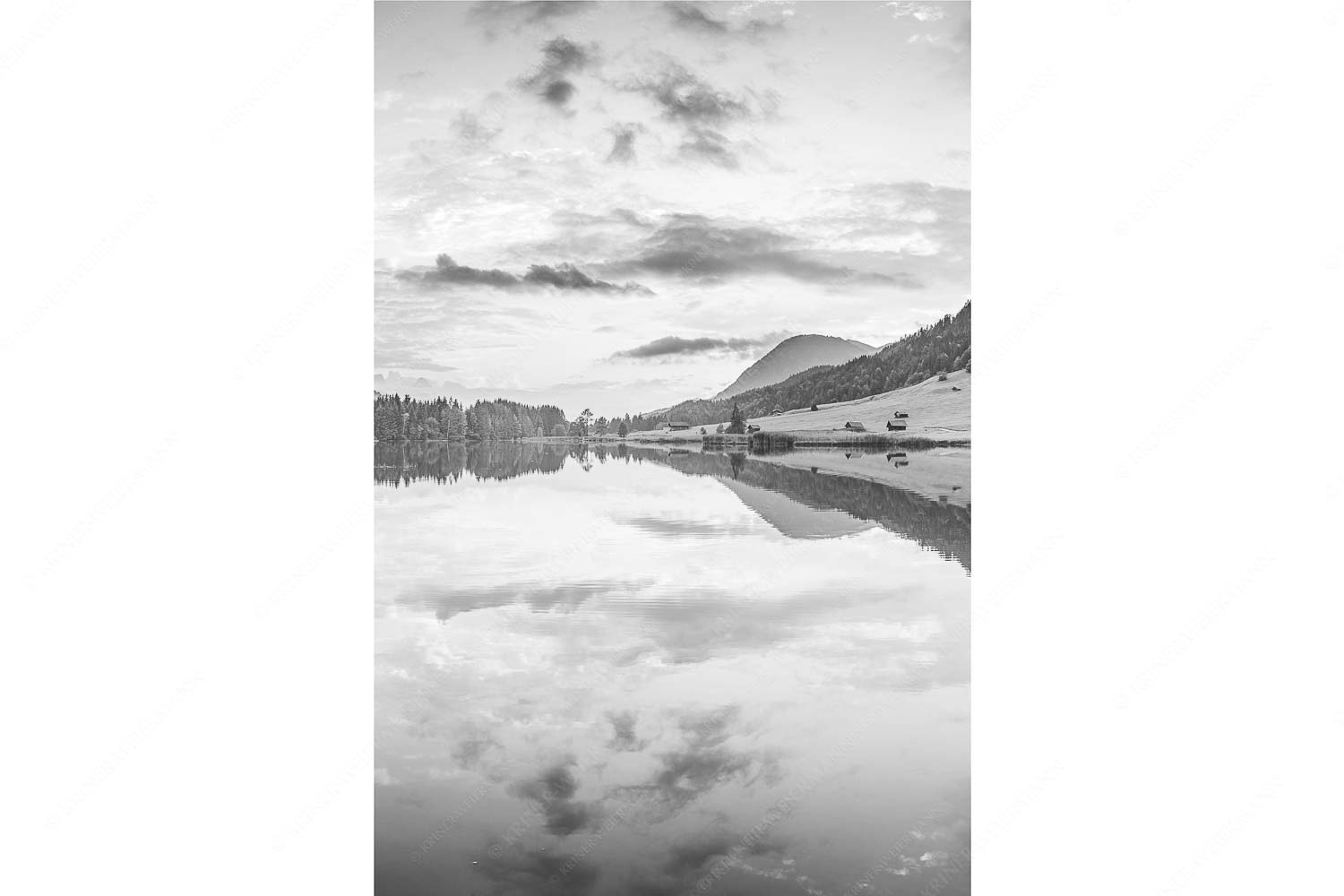 Ruhige Wasser – Seitenverhältnis 2:3 — Geroldsee mit Wank Blick über den Geroldsee in den Sonnenuntergang am Estergebirge