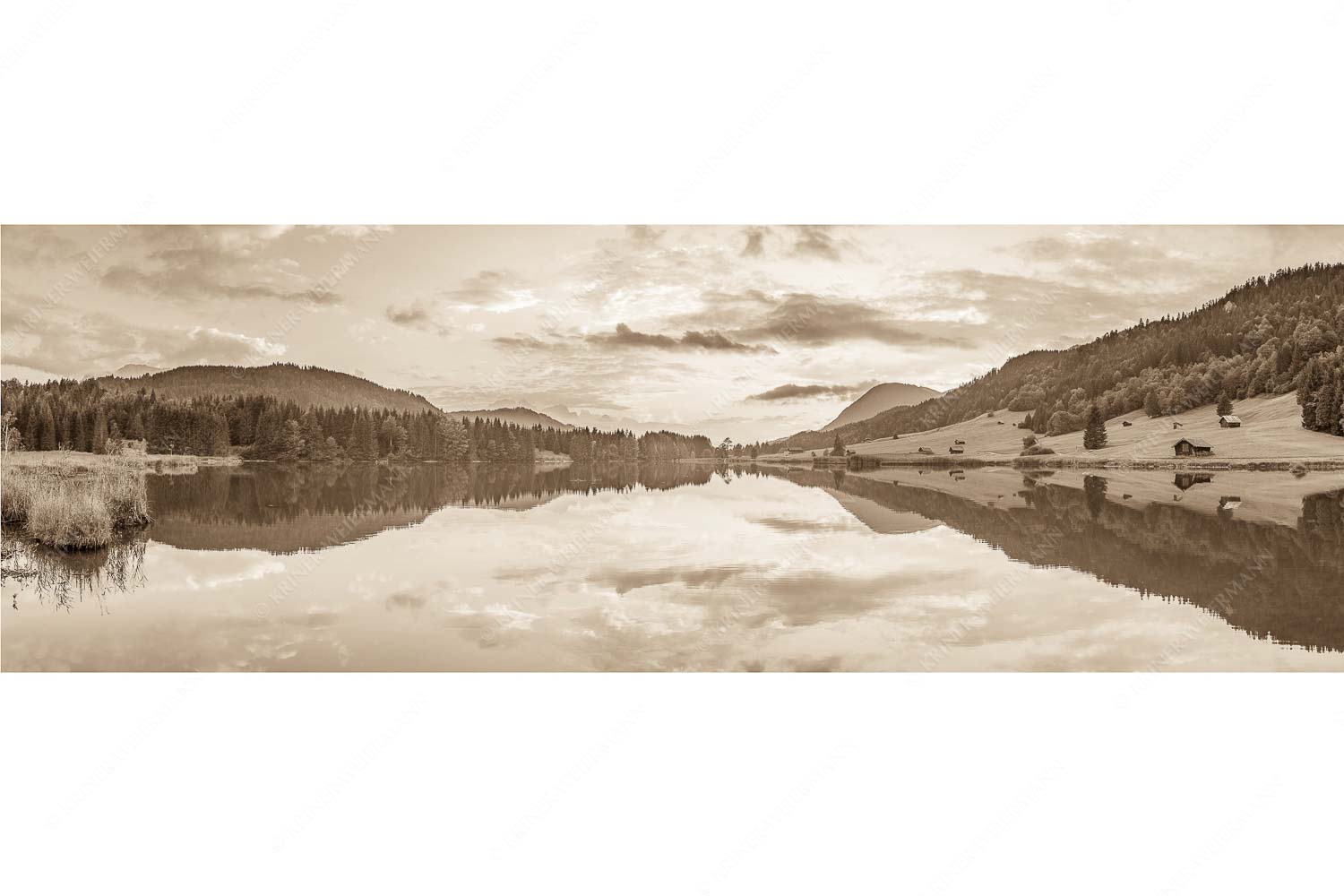 Ruhige Wasser – Seitenverhältnis 3:1 — Geroldsee mit Wank Blick über den Geroldsee in den Sonnenuntergang am Estergebirge