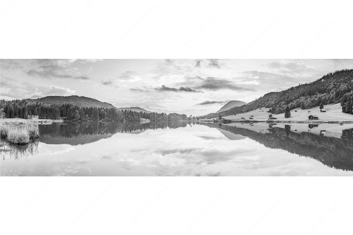 Ruhige Wasser – Seitenverhältnis 3:1 — Geroldsee mit Wank Blick über den Geroldsee in den Sonnenuntergang am Estergebirge