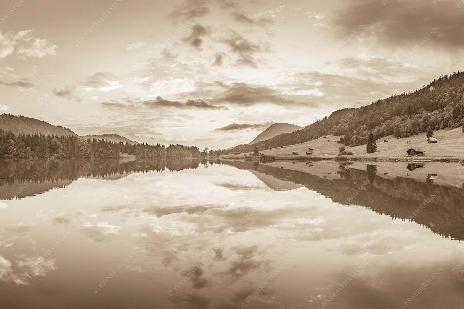 Ruhige Wasser – Seitenverhältnis 3:2 — Geroldsee mit Wank Blick über den Geroldsee in den Sonnenuntergang am Estergebirge