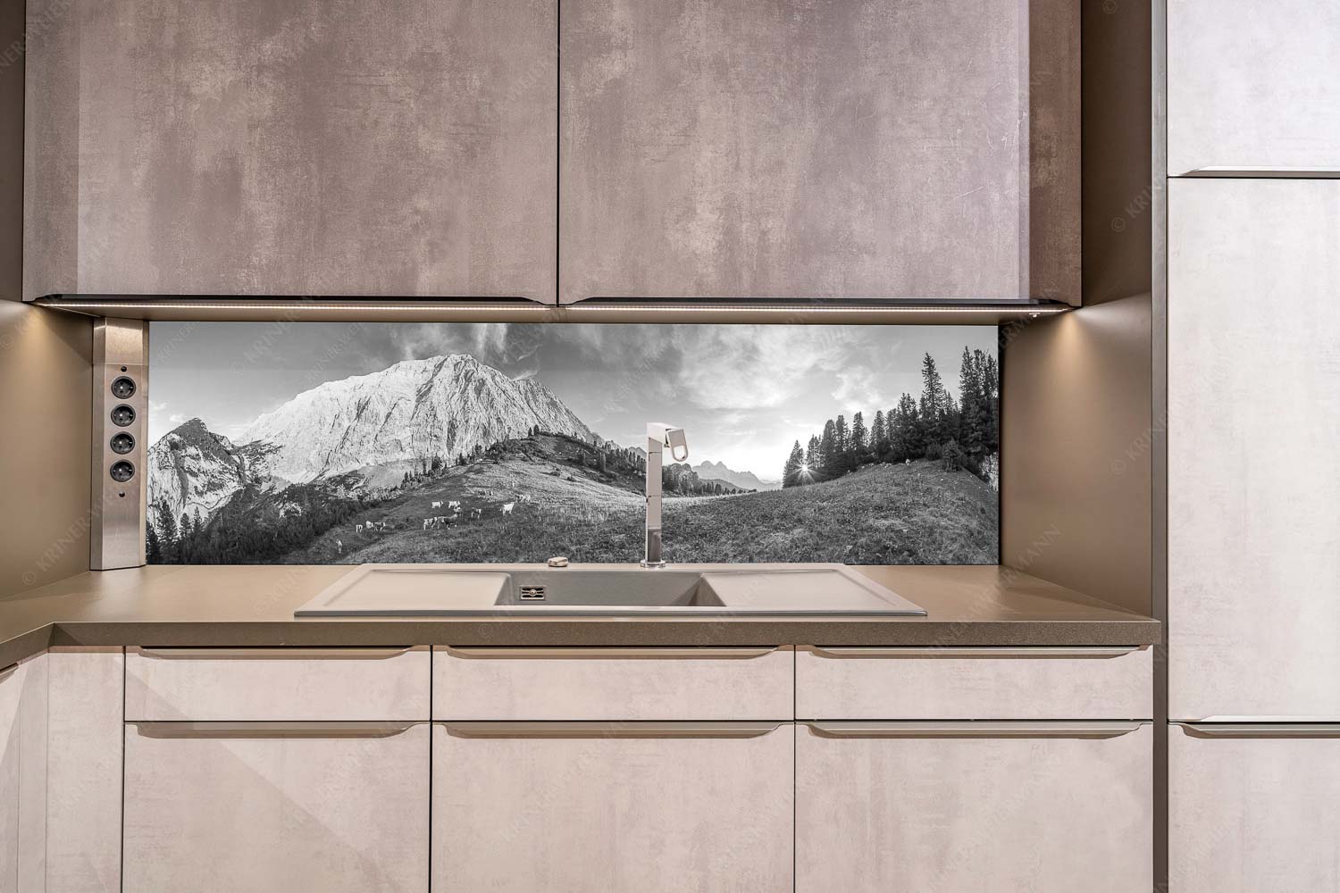 Ruhige Weide – Größe ca. 200x50cm, Seitenverhältnis ca: 4:1 — Almbetrieb im Wettersteingebirge Jungvieh auf der Sommerweide im Wettersteingebirge - Ruhige Weide - Größe ca. 200x50cm, Seitenverhältnis ca: 4:1 - Almbetrieb im Wettersteingebirge - weitere Infos unter https://www.kriner-weiermann.de