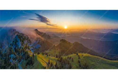 Sonnenaufgang an der Benediktenwand - Ruhiger Morgen - Seitenverhältnis 2:1 - Benediktenwand - weitere Infos unter https://www.kriner-weiermann.de
