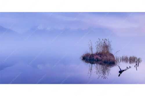 Mystisch hängt der Nebel über dem Barmsee wärend das Karwendel noch durchscheint - Ruhiges Wasser - Seitenverhältnis 2:1 - Nebelstimmung am Barmsee - weitere Infos unter https://www.kriner-weiermann.de