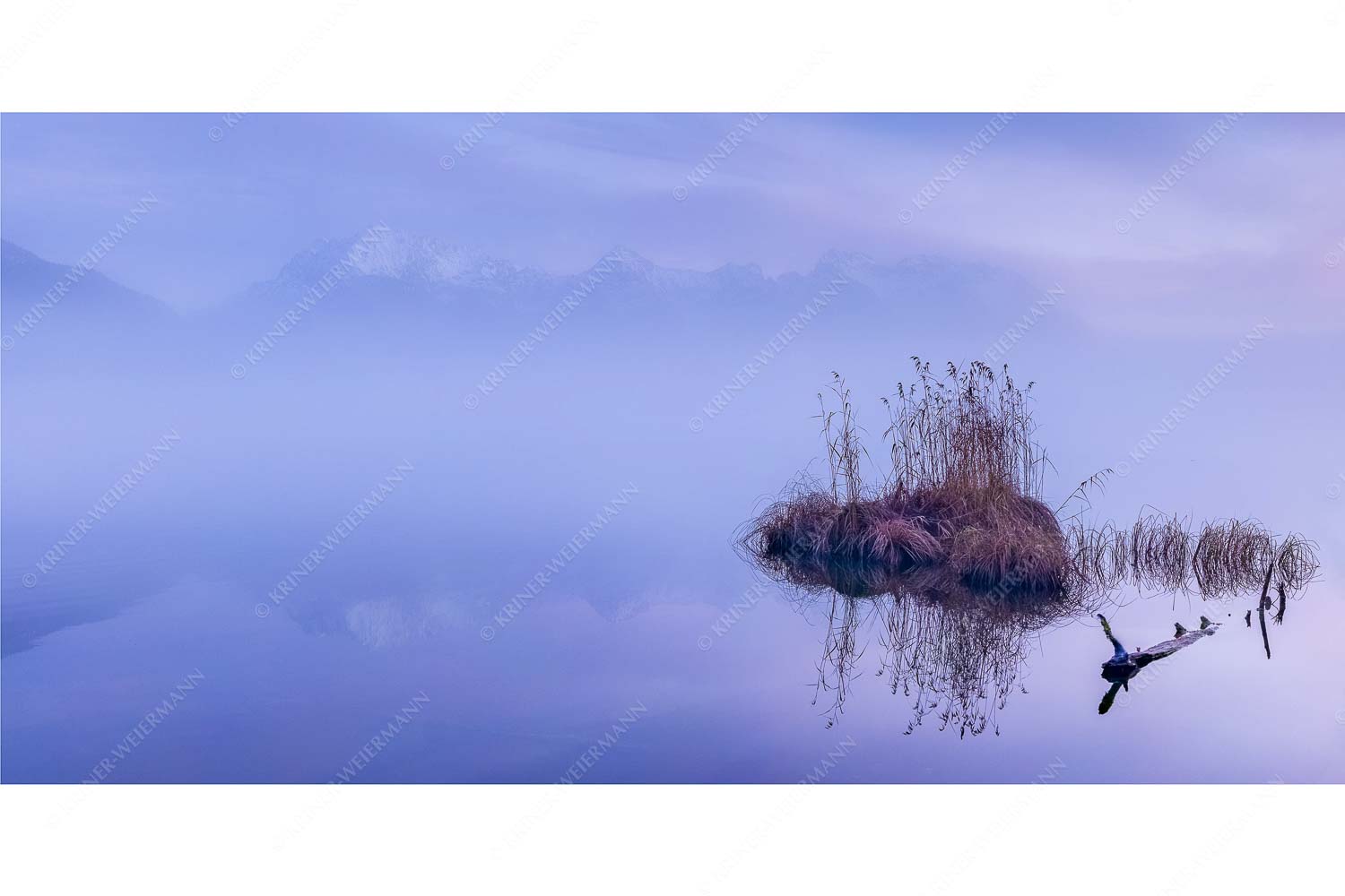 Ruhiges Wasser – Seitenverhältnis 2:1 — Nebelstimmung am Barmsee Mystisch hängt der Nebel über dem Barmsee wärend das Karwendel noch durchscheint