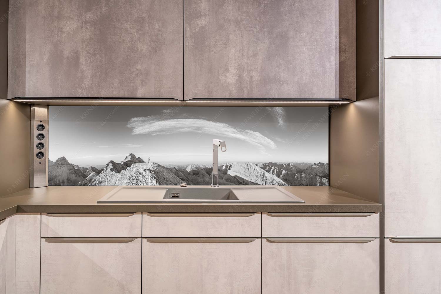 Sägezahn – Größe ca. 200x50cm, Seitenverhältnis ca: 4:1 — Kaltwasserkarspitze im Karwendel Blick von Sägezahn zur den Sonnenspitzen im Karwendelgebirge - Sägezahn - Größe ca. 200x50cm, Seitenverhältnis ca: 4:1 - Kaltwasserkarspitze im Karwendel - weitere Infos unter https://www.kriner-weiermann.de