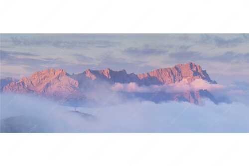 Nur das Gipfelkreuz vom Bischof ragt heraus mit den Gipeln von Alpspitze und Zugspitze - Sanfter Morgen - Seitenverhältnis 2,5:1 - Jubiläumsgrat im Morgenlicht - weitere Infos unter https://www.kriner-weiermann.de