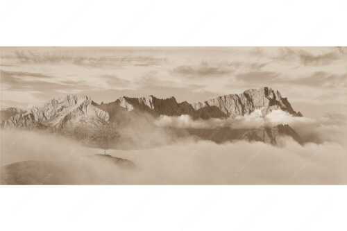 Nur das Gipfelkreuz vom Bischof ragt heraus mit den Gipeln von Alpspitze und Zugspitze - Sanfter Morgen - Seitenverhältnis 2,5:1 - Jubiläumsgrat im Morgenlicht - weitere Infos unter https://www.kriner-weiermann.de