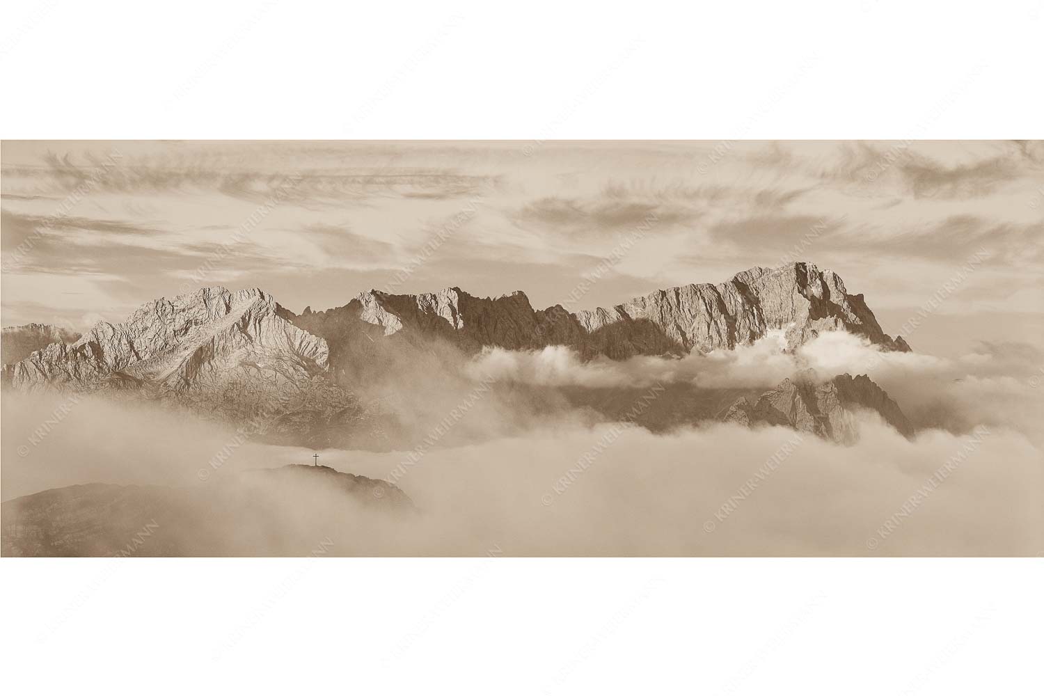 Nur das Gipfelkreuz vom Bischof ragt heraus mit den Gipeln von Alpspitze und Zugspitze