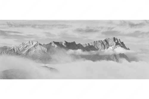 Nur das Gipfelkreuz vom Bischof ragt heraus mit den Gipeln von Alpspitze und Zugspitze - Sanfter Morgen - Seitenverhältnis 2,5:1 - Jubiläumsgrat im Morgenlicht - weitere Infos unter https://www.kriner-weiermann.de