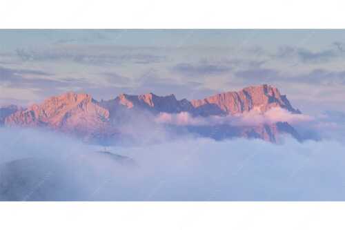 Nur das Gipfelkreuz vom Bischof ragt heraus mit den Gipeln von Alpspitze und Zugspitze - Sanfter Morgen - Seitenverhältnis 2:1 - Jubiläumsgrat im Morgenlicht - weitere Infos unter https://www.kriner-weiermann.de