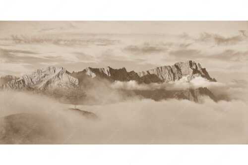 Nur das Gipfelkreuz vom Bischof ragt heraus mit den Gipeln von Alpspitze und Zugspitze - Sanfter Morgen - Seitenverhältnis 2:1 - Jubiläumsgrat im Morgenlicht - weitere Infos unter https://www.kriner-weiermann.de