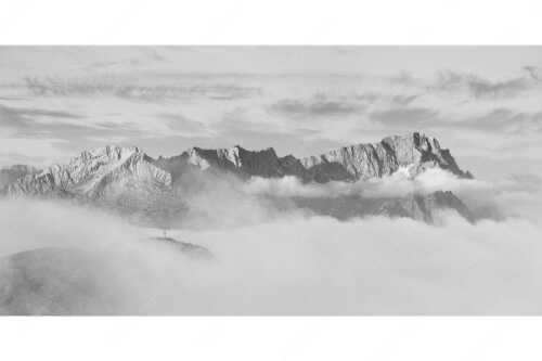 Nur das Gipfelkreuz vom Bischof ragt heraus mit den Gipeln von Alpspitze und Zugspitze - Sanfter Morgen - Seitenverhältnis 2:1 - Jubiläumsgrat im Morgenlicht - weitere Infos unter https://www.kriner-weiermann.de