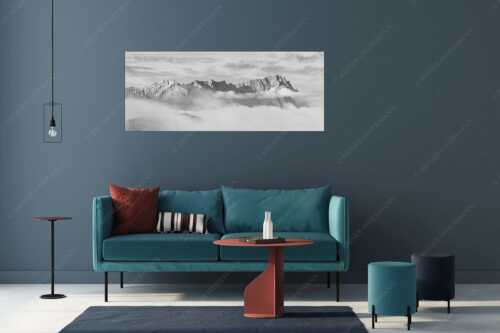 Nur das Gipfelkreuz vom Bischof ragt heraus mit den Gipeln von Alpspitze und Zugspitze - Sanfter Morgen - Größe ca. 175x70cm, Seitenverhältnis 2,5:1 - Jubiläumsgrat im Morgenlicht - weitere Infos unter https://www.kriner-weiermann.de