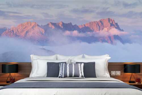 Nur das Gipfelkreuz vom Bischof ragt heraus mit den Gipeln von Alpspitze und Zugspitze - Sanfter Morgen - Größe ca. 350x140cm, Seitenverhältnis 2,5:1 - Jubiläumsgrat im Morgenlicht - weitere Infos unter https://www.kriner-weiermann.de