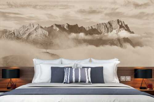 Nur das Gipfelkreuz vom Bischof ragt heraus mit den Gipeln von Alpspitze und Zugspitze - Sanfter Morgen - Größe ca. 350x140cm, Seitenverhältnis 2,5:1 - Jubiläumsgrat im Morgenlicht - weitere Infos unter https://www.kriner-weiermann.de