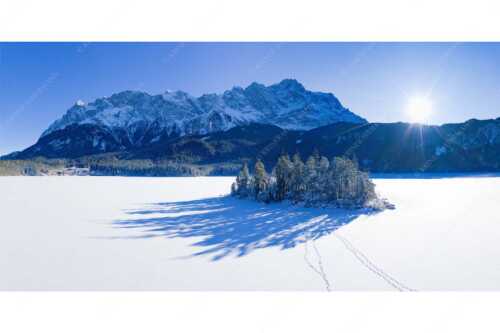 Blick über Eibsee und die Sasseninsel zur Zugspitze - Sasseninsel - Seitenverhältnis 2:1 - Zugeschneiter Eibsee mit Zugspitze - weitere Infos unter https://www.kriner-weiermann.de