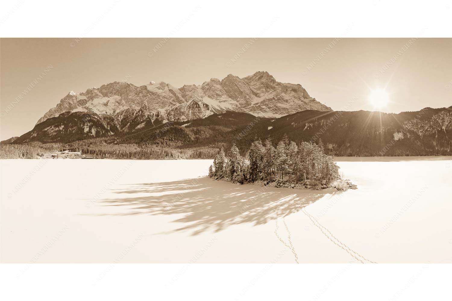 Sasseninsel – Seitenverhältnis 2:1 — Zugeschneiter Eibsee mit Zugspitze Blick über Eibsee und die Sasseninsel zur Zugspitze