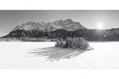 Blick über Eibsee und die Sasseninsel zur Zugspitze - Sasseninsel - Seitenverhältnis 2:1 - Zugeschneiter Eibsee mit Zugspitze - weitere Infos unter https://www.kriner-weiermann.de