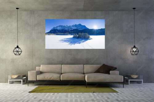 Blick über Eibsee und die Sasseninsel zur Zugspitze - Sasseninsel - Größe ca. 200x100cm, Seitenverhältnis 2:1 - Zugeschneiter Eibsee mit Zugspitze - weitere Infos unter https://www.kriner-weiermann.de
