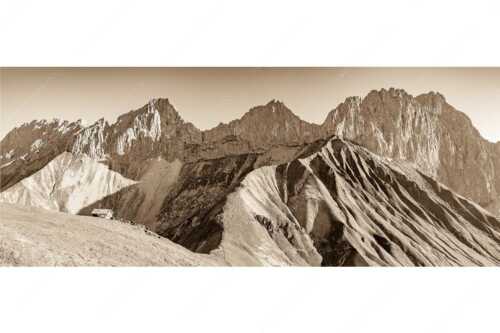 Bergschafe an der Erinnerungshütte mit Oberreintalschrofen und Scharnitzspitze im Wettersteingebirge - Scharnitzjoch - Seitenverhältnis 2,5:1 - Schafe mit Erinnerungshütte im Wetterstein - weitere Infos unter https://www.kriner-weiermann.de