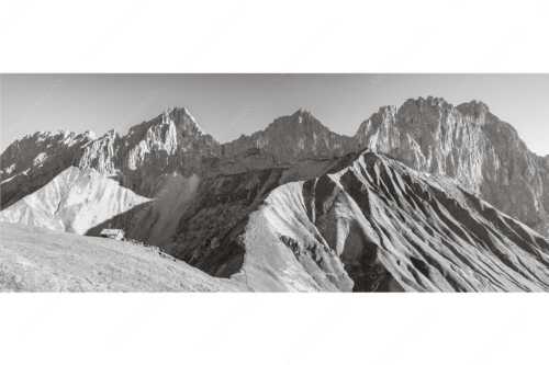 Bergschafe an der Erinnerungshütte mit Oberreintalschrofen und Scharnitzspitze im Wettersteingebirge - Scharnitzjoch - Seitenverhältnis 2,5:1 - Schafe mit Erinnerungshütte im Wetterstein - weitere Infos unter https://www.kriner-weiermann.de