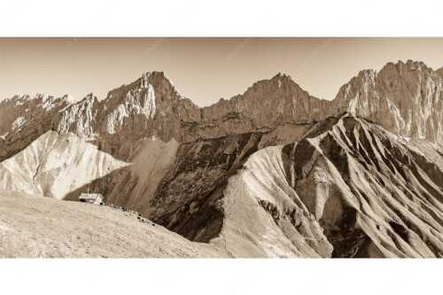 Bergschafe an der Erinnerungshütte mit Oberreintalschrofen und Scharnitzspitze im Wettersteingebirge - Scharnitzjoch - Seitenverhältnis 2:1 - Schafe mit Erinnerungshütte im Wetterstein - weitere Infos unter https://www.kriner-weiermann.de