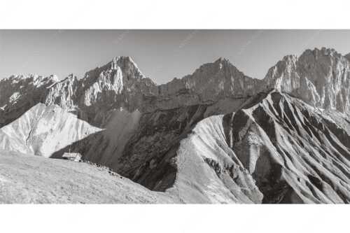Bergschafe an der Erinnerungshütte mit Oberreintalschrofen und Scharnitzspitze im Wettersteingebirge - Scharnitzjoch - Seitenverhältnis 2:1 - Schafe mit Erinnerungshütte im Wetterstein - weitere Infos unter https://www.kriner-weiermann.de