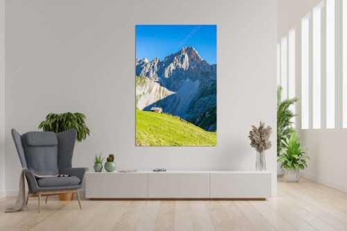 Bergschafe an der Erinnerungshütte mit Oberreintalschrofen und Scharnitzspitze im Wettersteingebirge - Scharnitzjoch - Größe ca. 120x180cm, Seitenverhältnis 2:3 - Schafe mit Erinnerungshütte im Wetterstein - weitere Infos unter https://www.kriner-weiermann.de