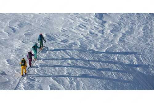 Aufstieg mit Ski an einem kalten Wintermorgen im Zugspitzgebiet - Schattenspringer - Seitenverhältnis 2:1 - Skitour an der Zugspitze - weitere Infos unter https://www.kriner-weiermann.de