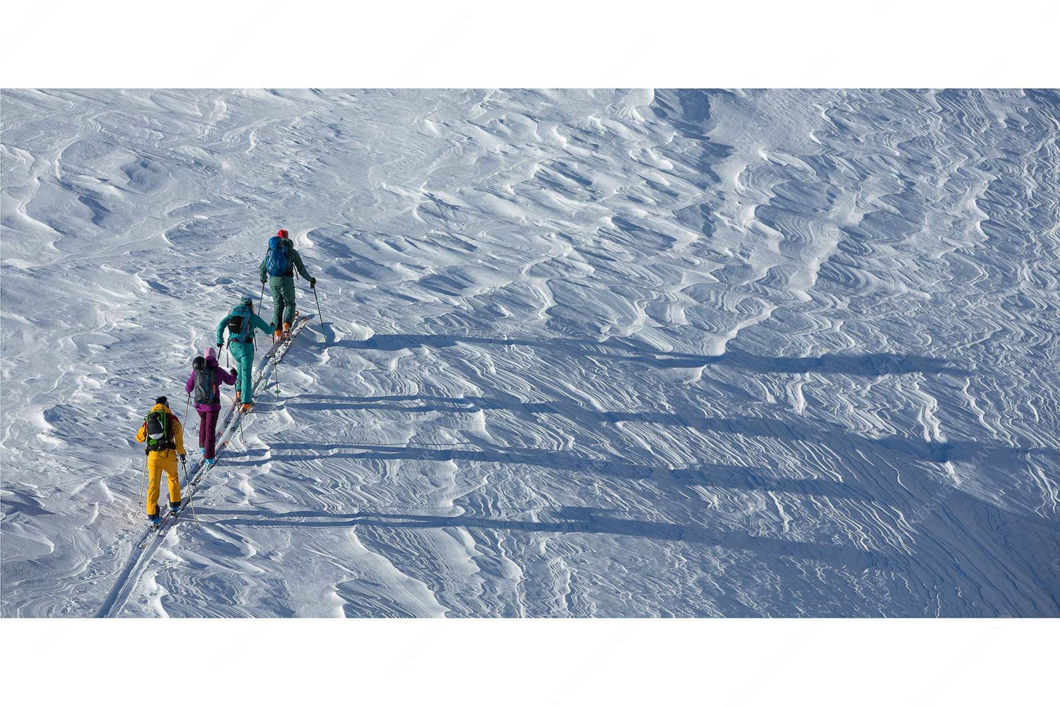 Schattenspringer – Seitenverhältnis 2:1 — Skitour an der Zugspitze Aufstieg mit Ski an einem kalten Wintermorgen im Zugspitzgebiet