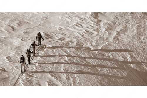 Aufstieg mit Ski an einem kalten Wintermorgen im Zugspitzgebiet - Schattenspringer - Seitenverhältnis 2:1 - Skitour an der Zugspitze - weitere Infos unter https://www.kriner-weiermann.de